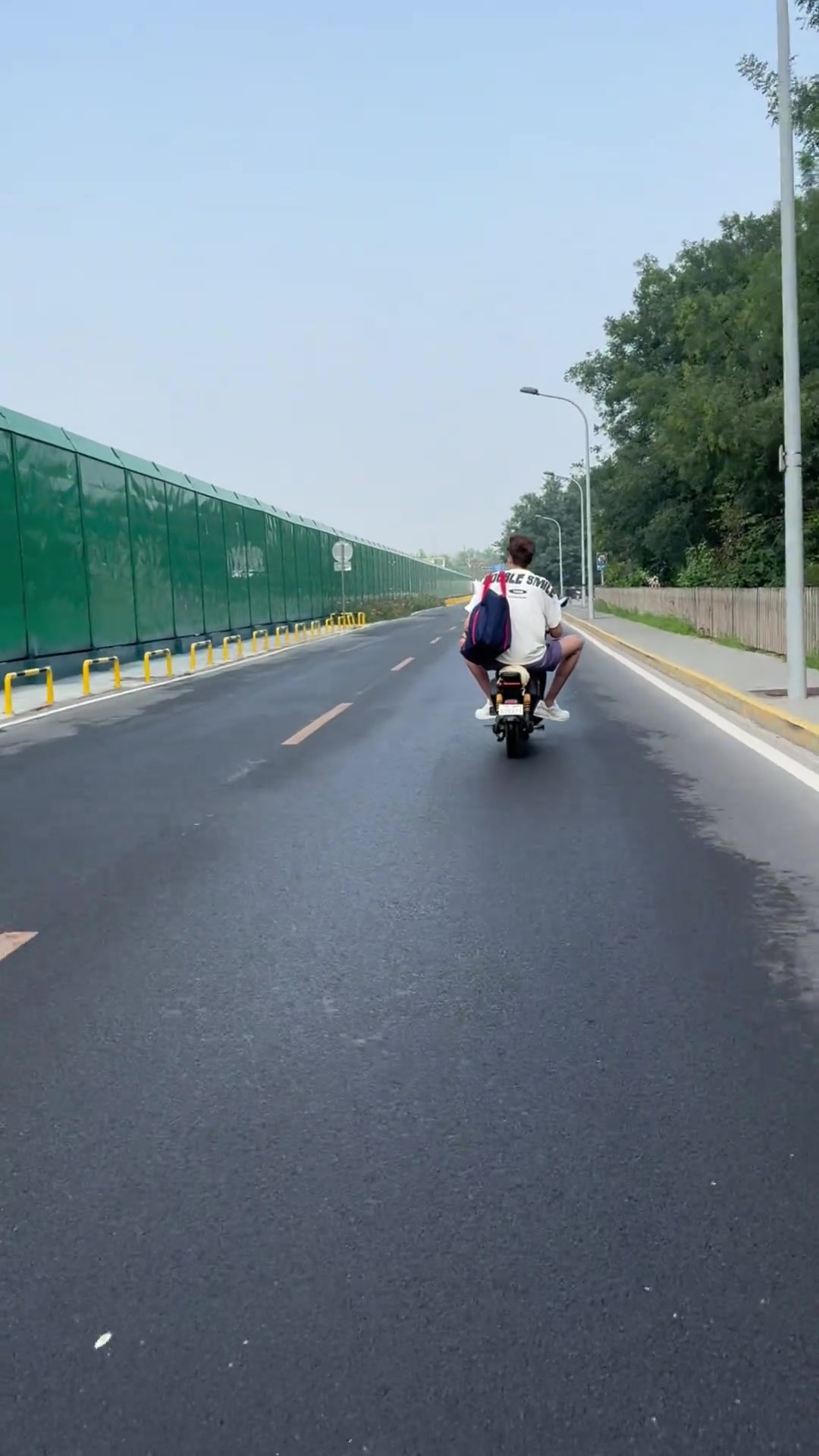 hth-周琦骑电动车送子上学 身高腿长引关注