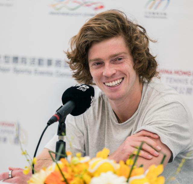 华体会官网下载-卢布列夫：我会学着对自己好一点 尤其我的左膝