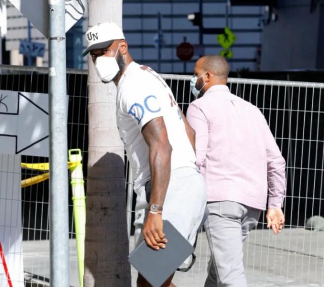 华体会官网下载-神态匆忙！詹皇第一时间探望儿子 余嘉豪献祈祷